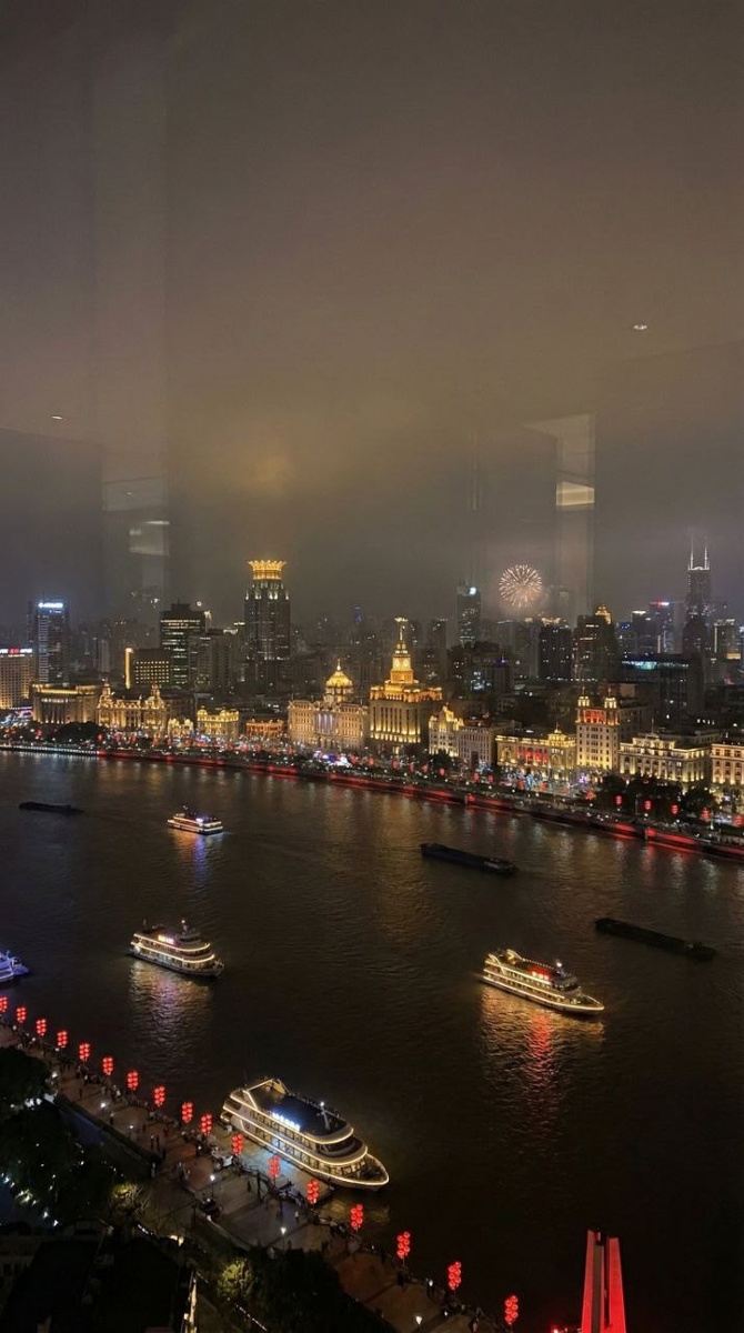 Шанхай сверху вниз, как в кино, фонари уже “включили праздник”.
