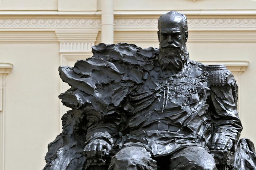 памятник Александру третьему в Гатчине