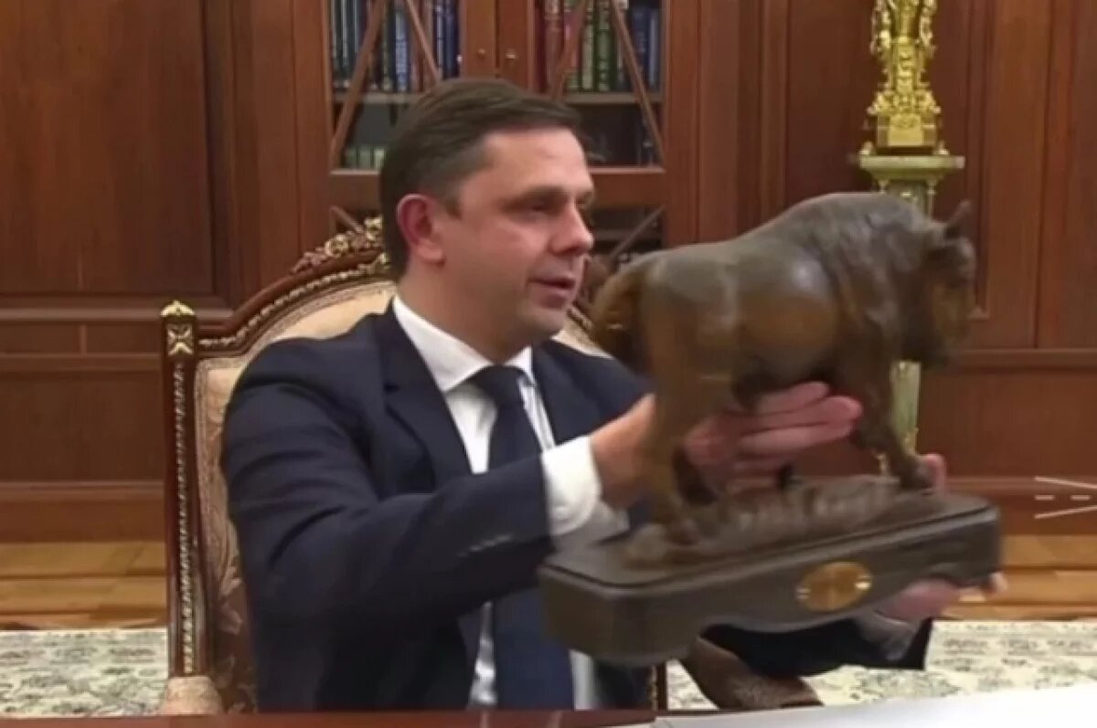    Орловский губернатор Клычков подарил Путину статуэтку зубра