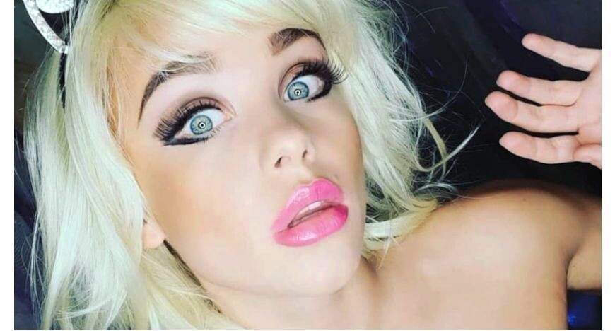 У Юлии было немало поклонников, девушка, похожая на Барби, притягивала мужские взгляды