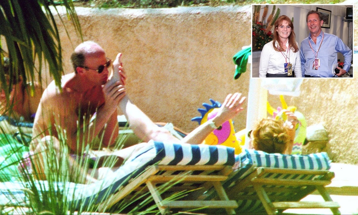 На фотографии Сара запечатлена с техасским бизнесменом Джоном Брайаном, который во время отдыха в 1992 году поцеловал ее в пальцы ног.