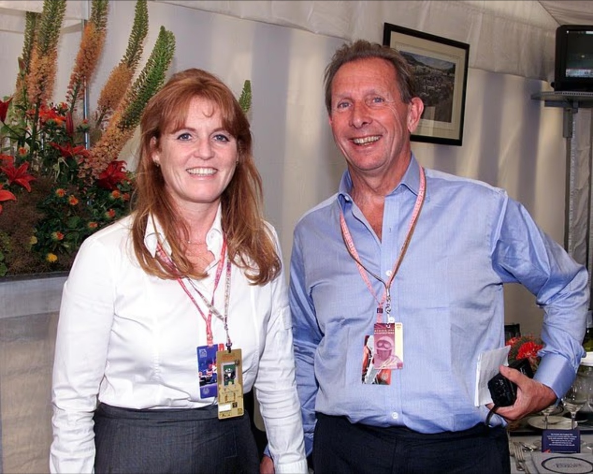 Похоже, у Ферги всегда был определенный тип мужчин; ее первым серьезным — и гораздо более старшим — бойфрендом был Пэдди МакНэлли, ирландский руководитель в сфере автоспорта, состояние которого превышало 600 миллионов фунтов стерлингов, прежде чем она бросила его ради бывшего герцога Йоркского.