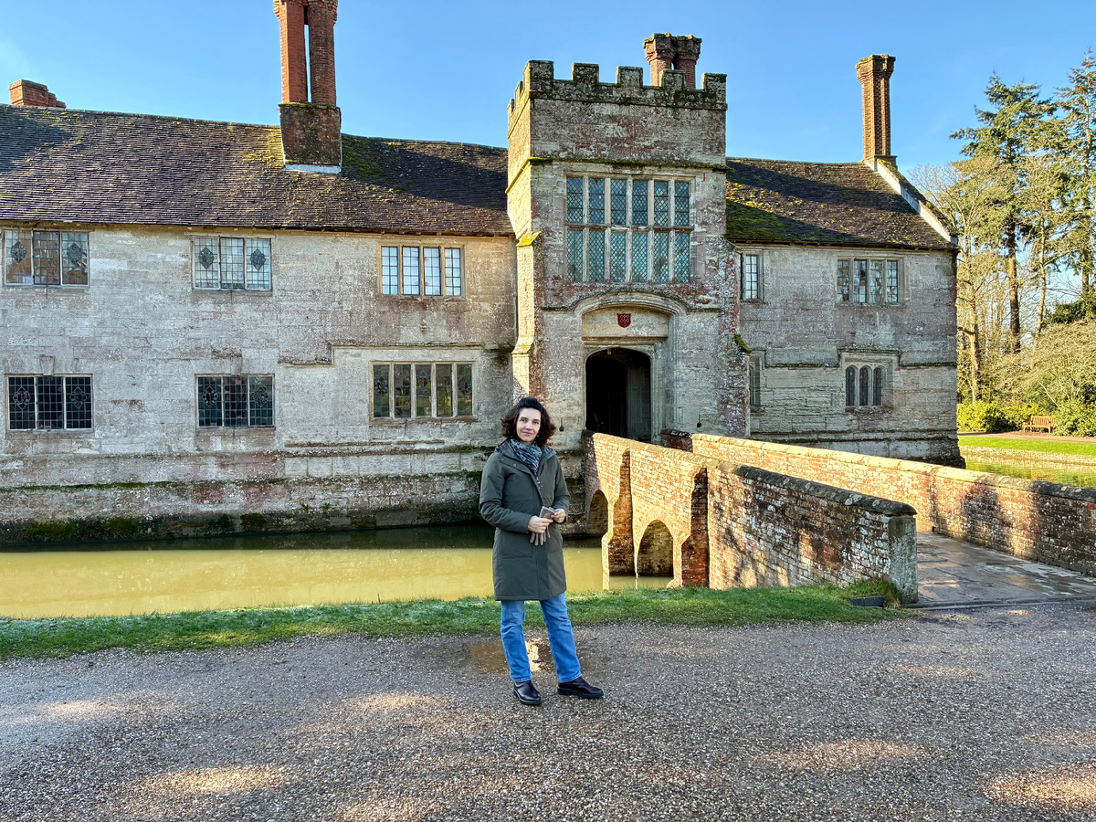 Автор у входа в усадьбу Баддесли-Клинтон (Baddesley Clinton) в Уорикшире. Фото из личного архива