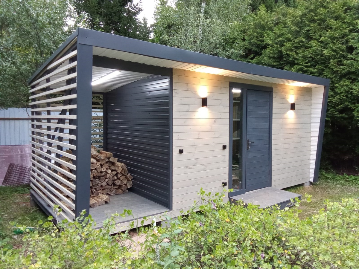 Хозблок с односкатной крышей и дровником