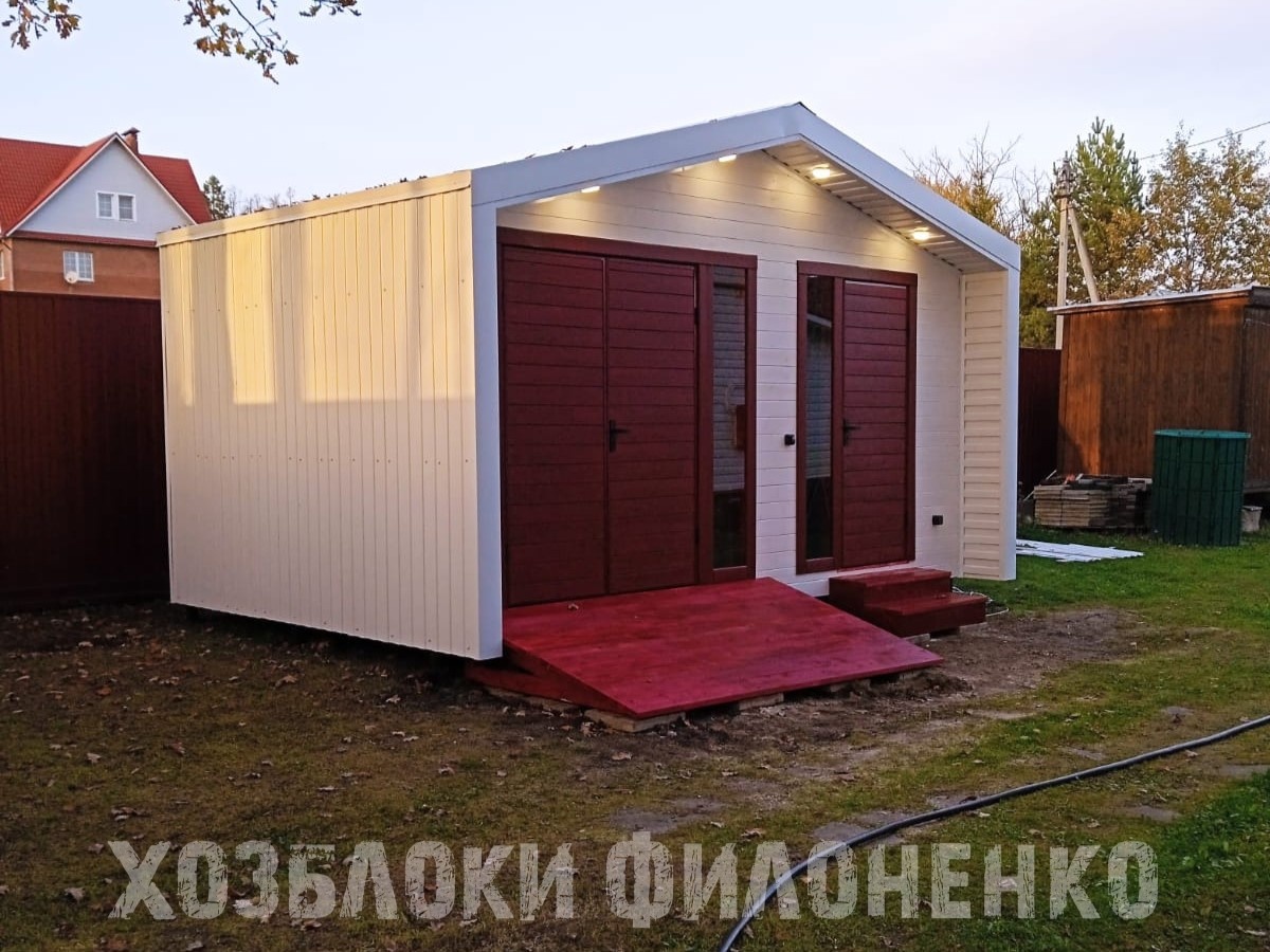 Хозблок-барн с врезными светильниками в карнизе крыши