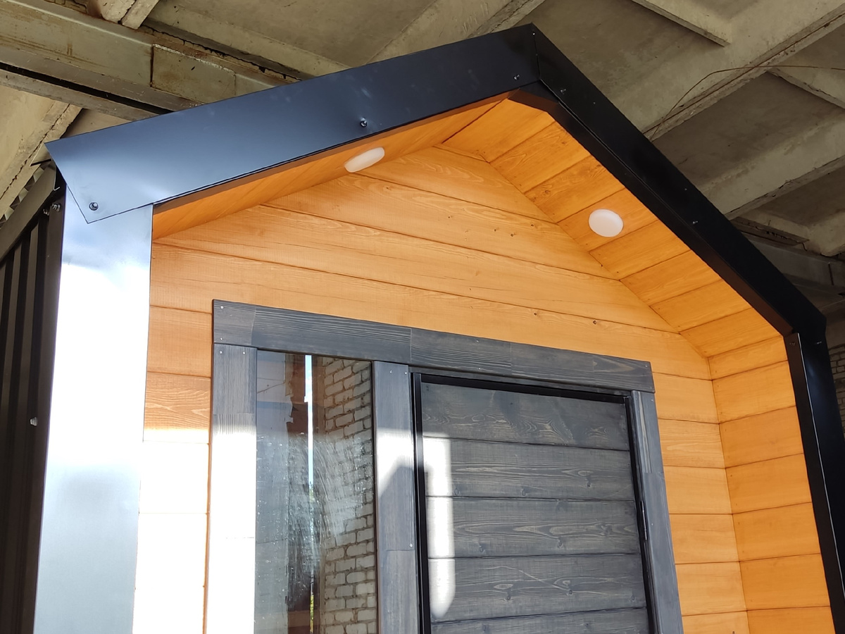 Хозблок-барн с врезными светильниками в карнизе крыши