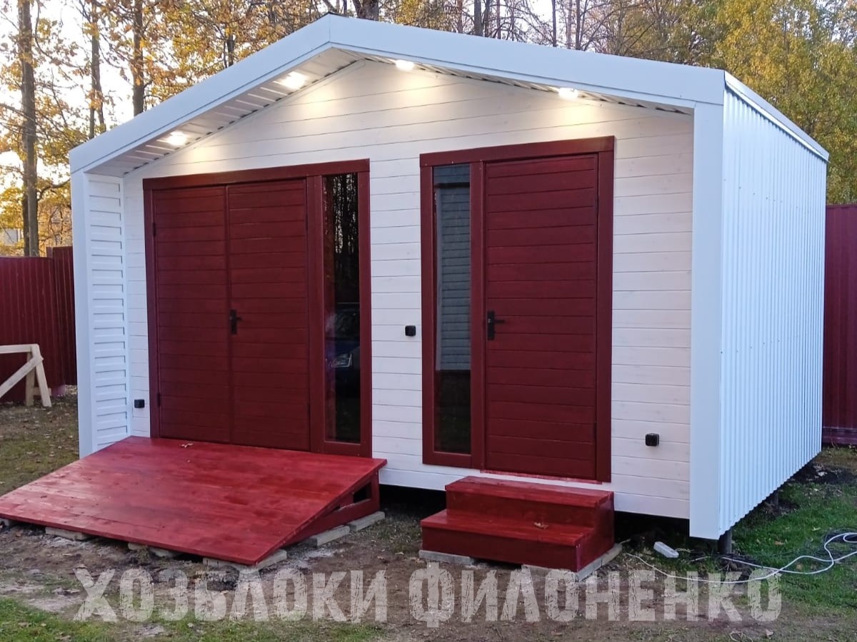 Хозблок-барн с врезными светильниками в карнизе крыши