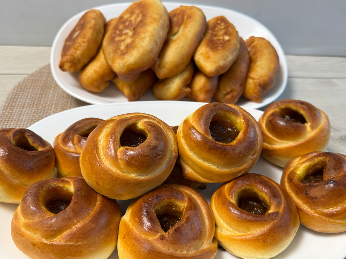 Тарочки с повидлом , пирожки с капустой.