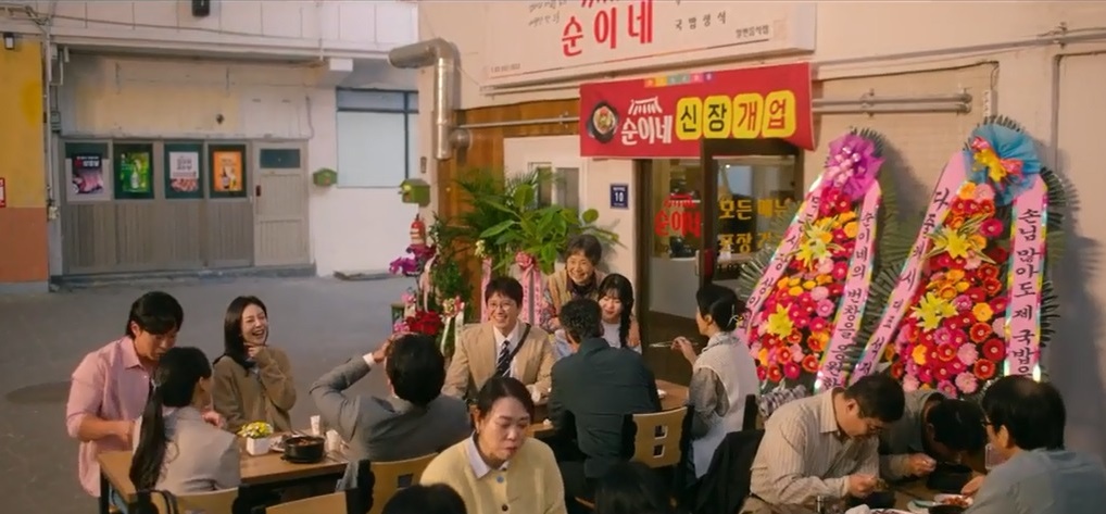 Никогда я походу не привыкну к венкам как к поздравлениям. Ну ладно ещё на свадьбу, обоснованно, но чтоб на открытие харчевни?..