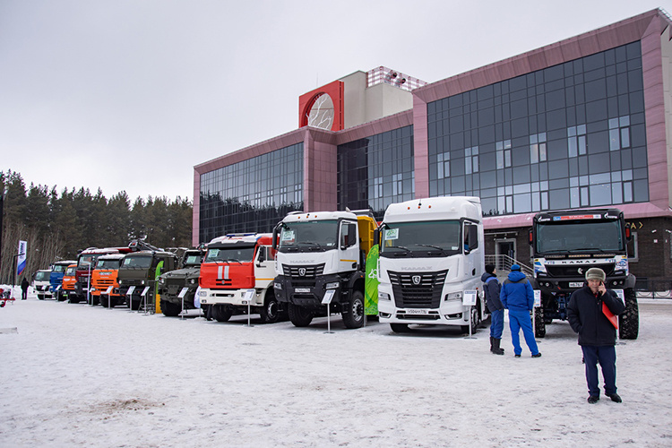    Перед годовым заседанием горсовета у театра «Мастеровые» открыли выставку продукции родом из Челнов.   
Фото: Олег Спиридонов