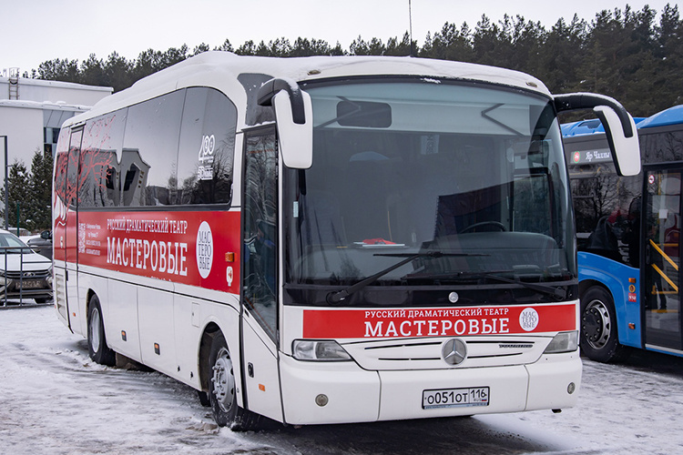    В качестве одного из экспонатов стоял автобус для гастролей, который КАМАЗ подарил театру.   
Фото: Олег Спиридонов