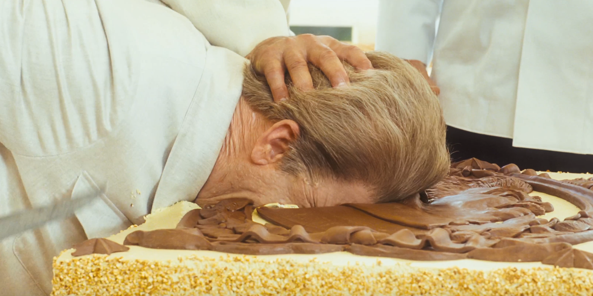 Утомлённые солнцем 2: Предстояние 6:01 (Главный герой преподносит товарищу Сталину торт, украшенный его портретом) 