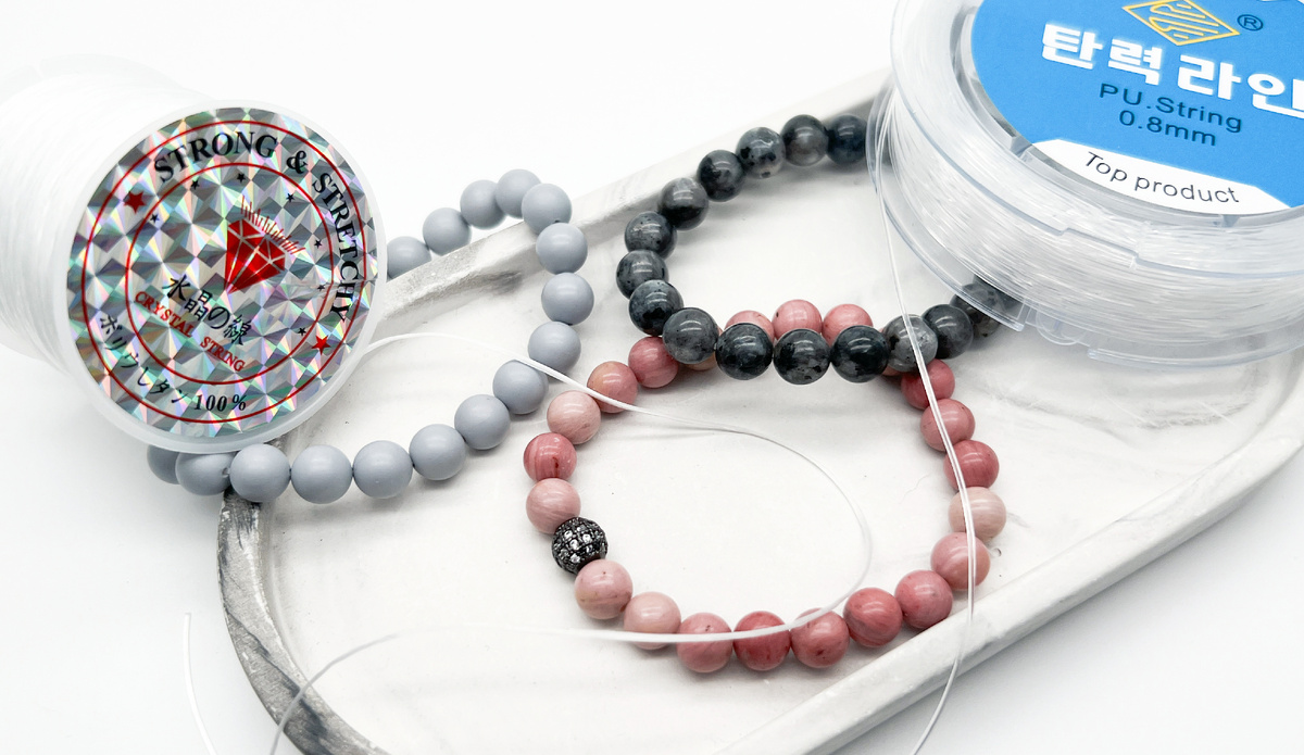 Два вида резинки для браслетов и готовые изделия