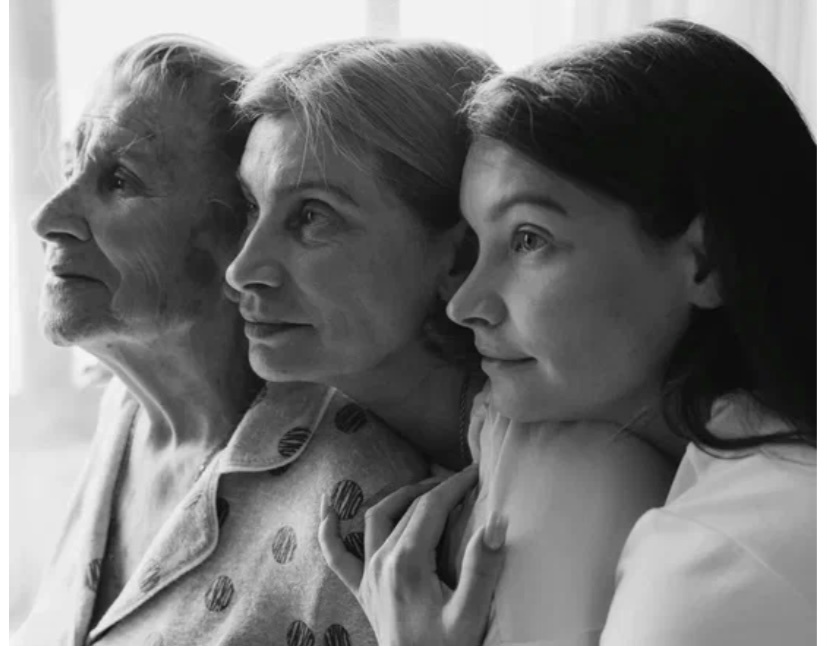 Кстати, вот смотрю на этот снимок из интернета… А опора- то семьи идет от бабушки🤔, все как положено. 