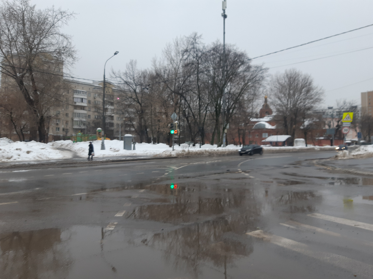 Вот такие лужи были 14 февраля, а сейчас снова метет