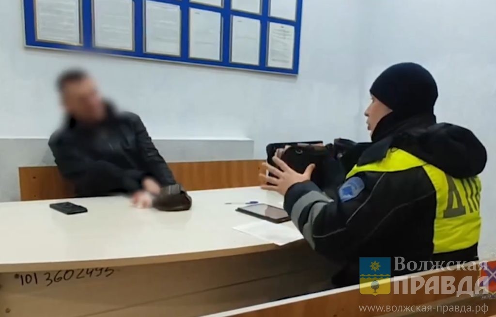 Скриншот с видеозаписи, опубликованной на ГУ МВД России по Волгоградской области📷    Протащил на двери и стукнул на парковке: волгоградец под парами и без прав устроил опасные покатушки

