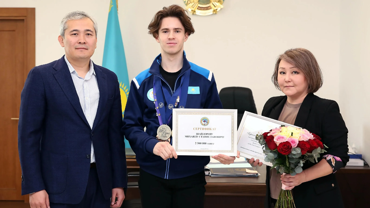 Заместитель акима Бейбут Шаханов вручил Михаилу Шайдорову денежный сертификат на сумму 2,5 млн тенге и квартиру в апреле 2025 года (Фото пресс-службы акимата Алматы)