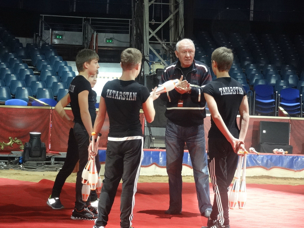 Ильдар Игумнов с учениками Детской цирковой школы Казанского цирка. Фото: Казанский цирк