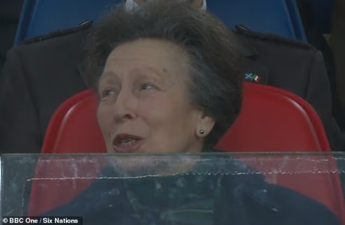 75-летняя принцесса Анна была потрясена, сидя на трибунах во время матча Шотландии против Италии, когда весь стадион болельщиков разразился ликующими возгласами в поддержку любимой принцессы.