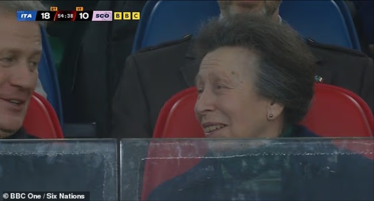 По словам специалиста по чтению по губам Жаклин Пресс, комментарии Анны были истинным проявлением ее обаятельной скромности. Анна, чей взгляд метнулся по стадиону, прежде чем она повернулась к человеку, сидящему справа от нее, сказала: «О, как здорово было смотреть», — рассказала мисс Пресс.