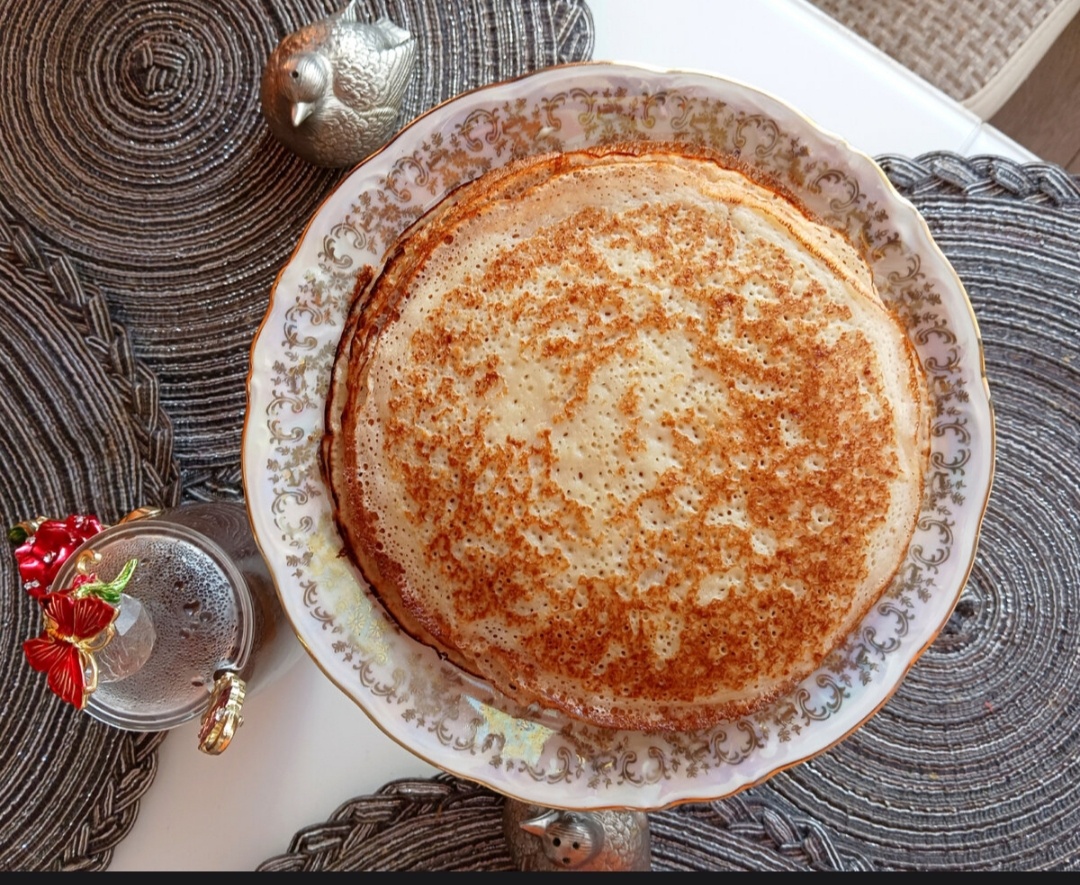 Фото с тех лет, конечно, нет. Эра до гаджетов. Это мои блины, на одну из Маслениц. Но с дырками, как у бабушки.)) 