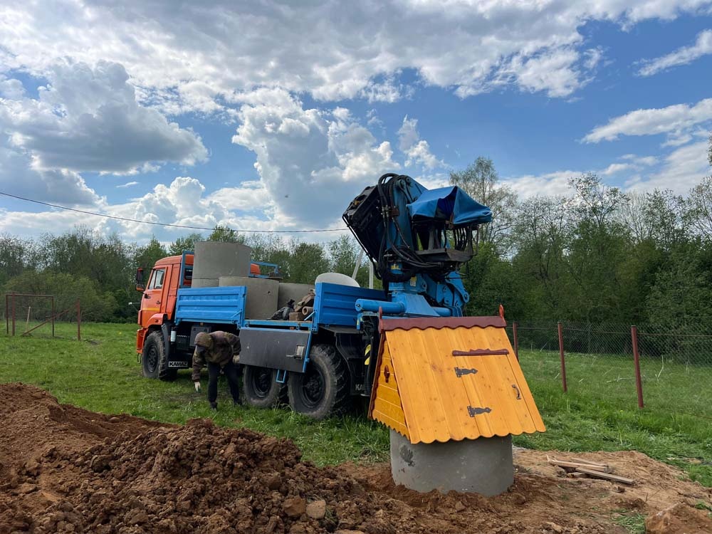 Копка колодца с помощью буровой машины