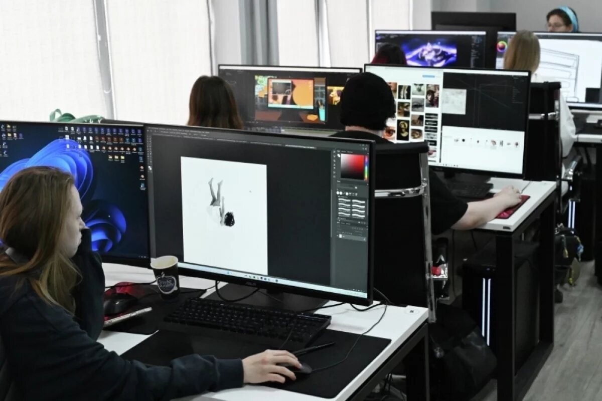    Студенты первого курса по специальности анимация и анимационное кино работают на компьютерах во время занятия в студии анимационного кино Красноярского колледжа.
