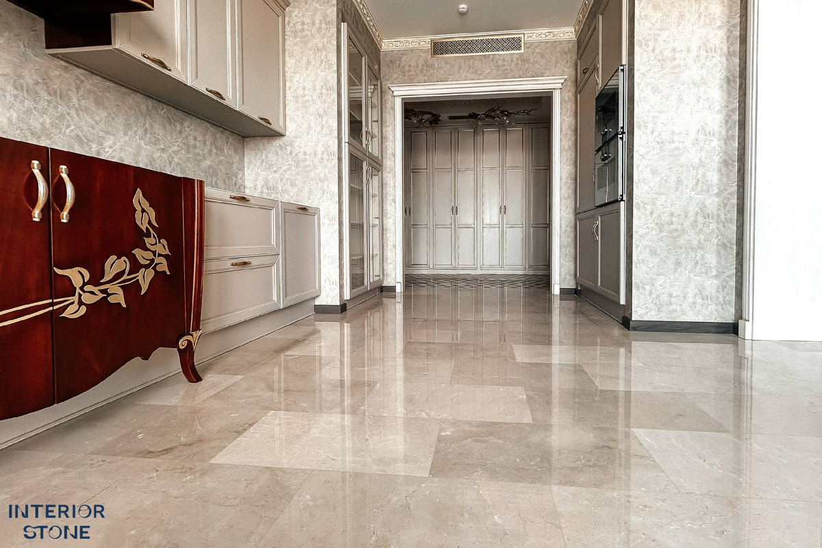 Пол из натурального бежевого мрамора Крема Марфил в ЖК "Алые Паруса"