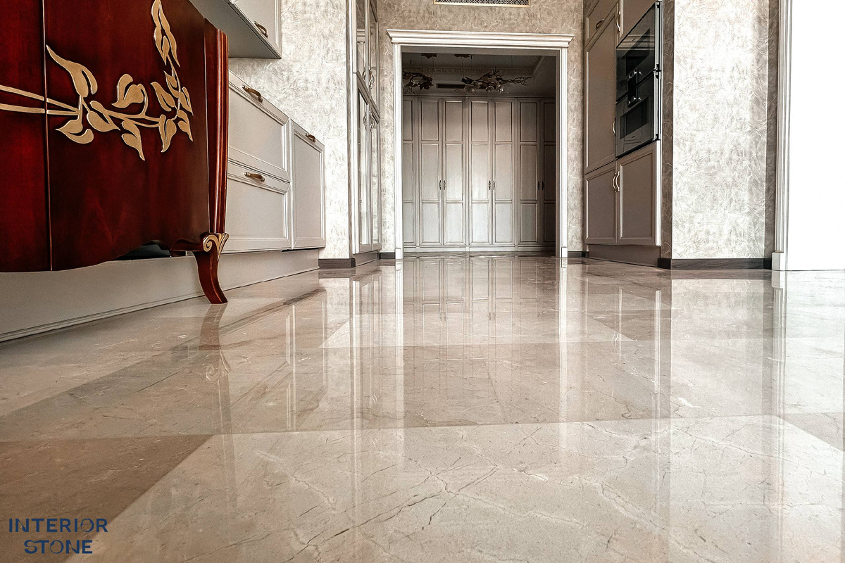 Пол из натурального бежевого мрамора Крема Марфил в ЖК "Алые Паруса"