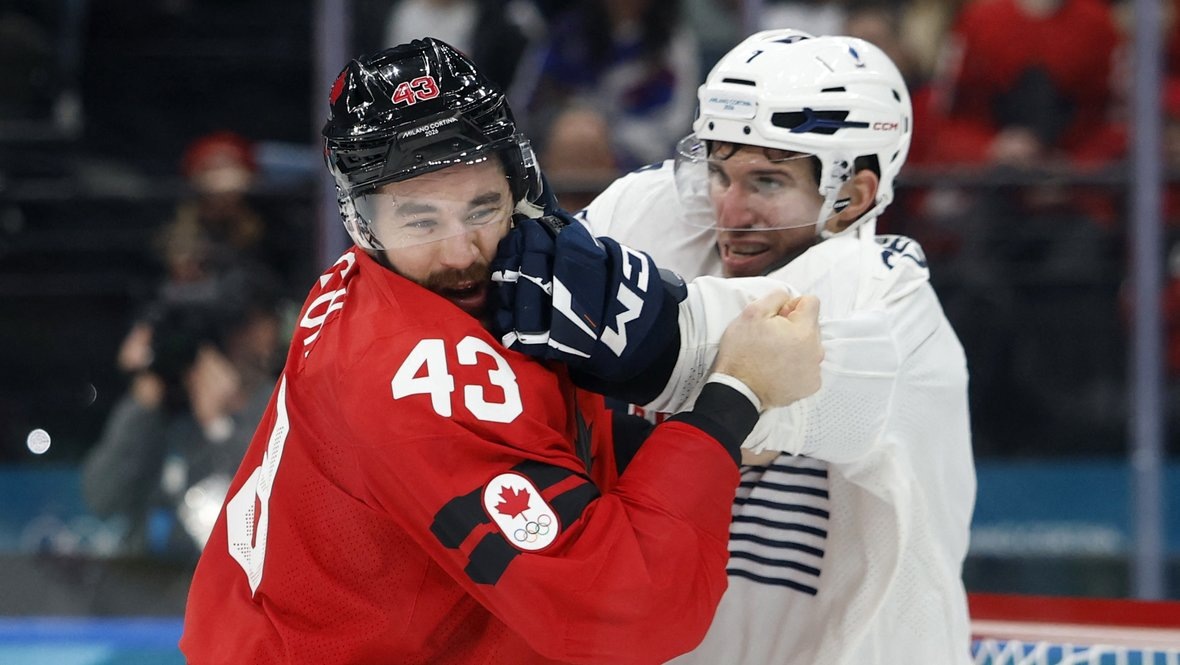    Том Уилсон подрался с Пьером Криноном в матче Канада — Франция. Reuters