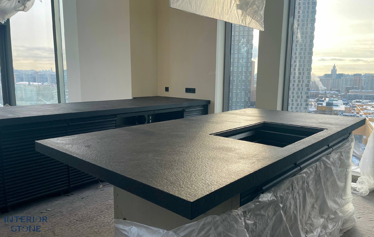 Столешница из натурального черного гранита Абсолют Блэк в обработке Waterjet