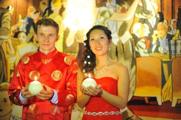 Российско-китайские реалии. Наш сегодняшний гастрогид Сергей Андрианов с супругой Ли Юаньюань в день свадьбы в Санкт-Петербурге. 