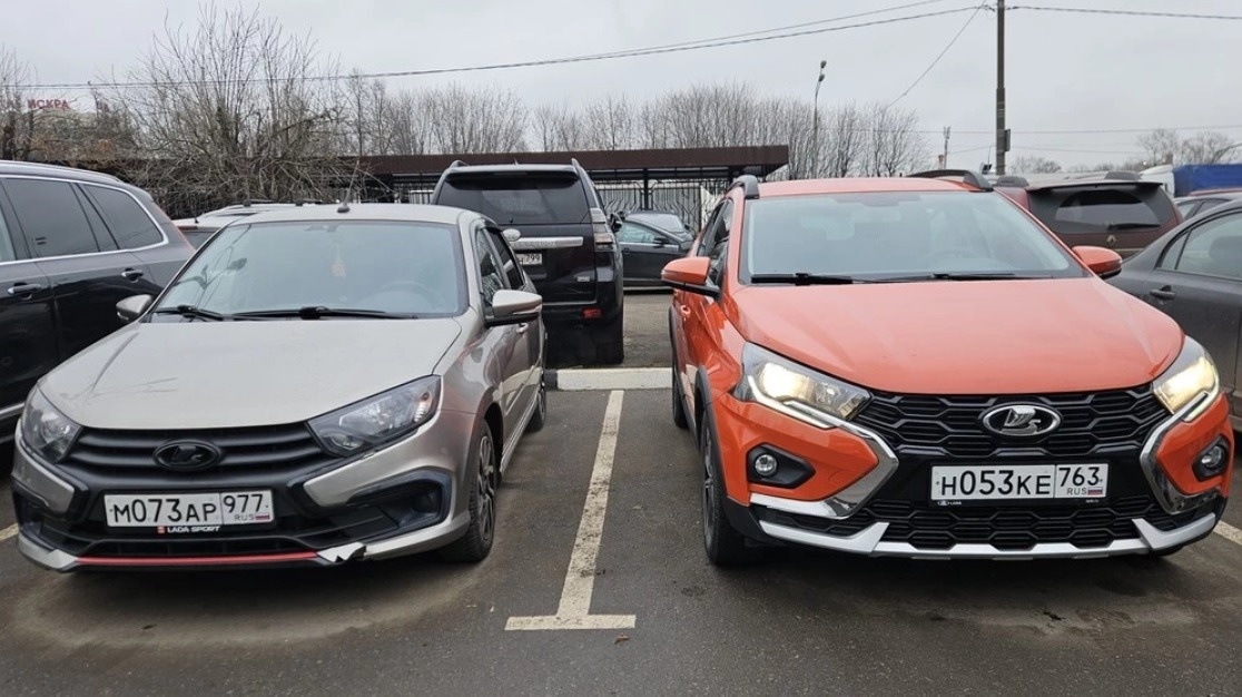 На фоне Гранты новая Lada Iskra выглядит более современно