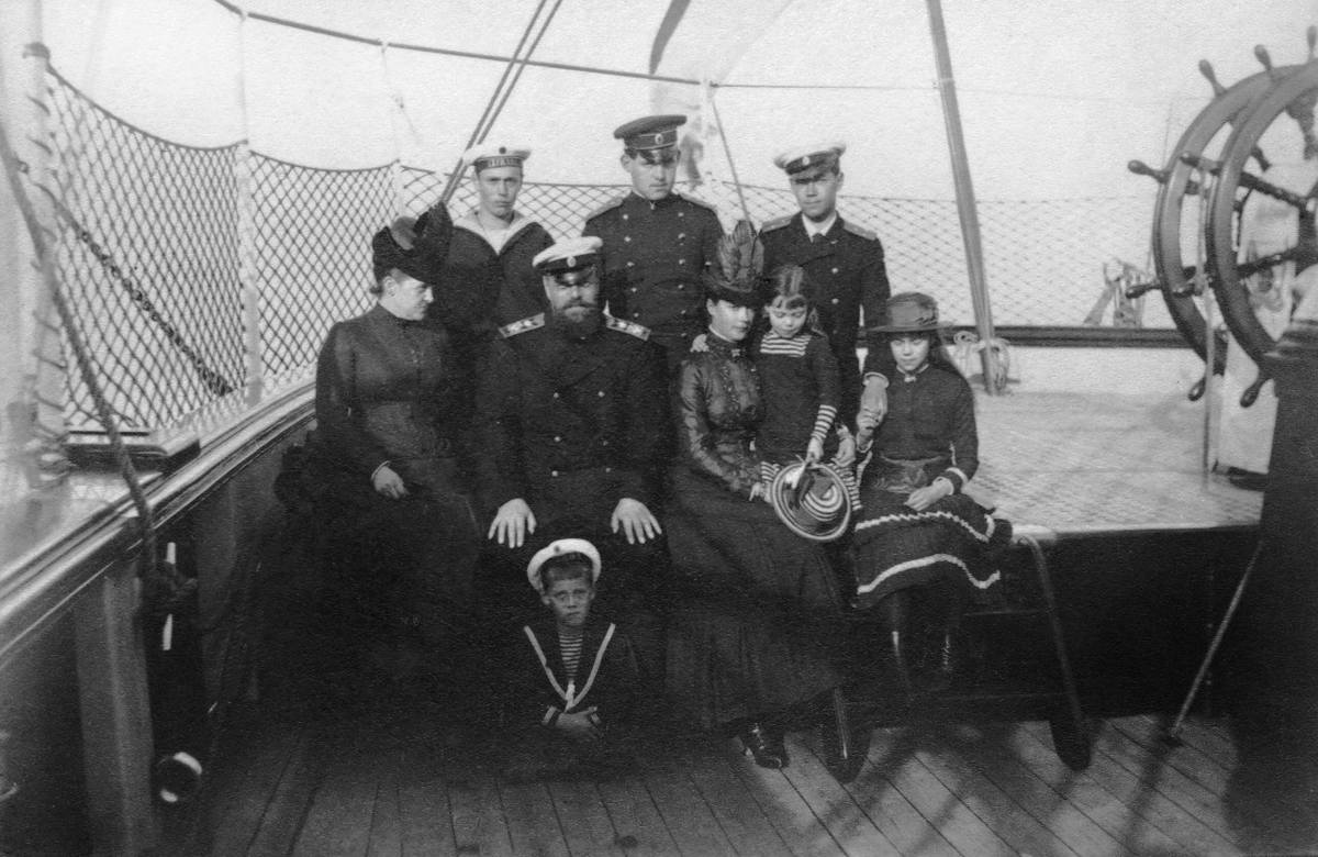 Император Александр III супругой, детьми и родственниками. Фото из интернета