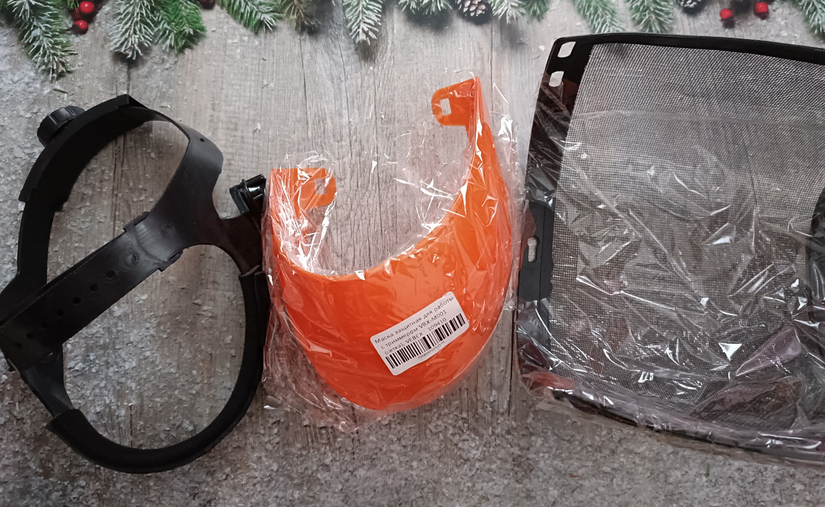 Немного ассиметричная оранжевая крышка, собрала маску быстро