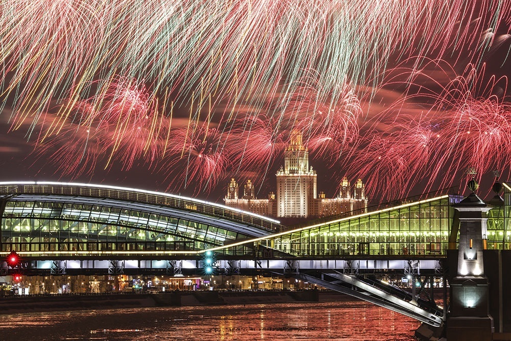    Праздничный салют над Москва-рекой в честь Дня защитника Отечества. / Стрингер/ТАСС