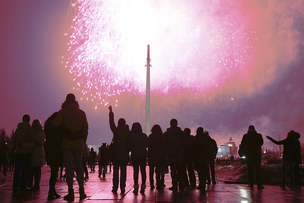    Праздничный салют в честь Дня защитника Отечества на Поклонной горе. / Фото: Станислав Красильников/ТАСС
