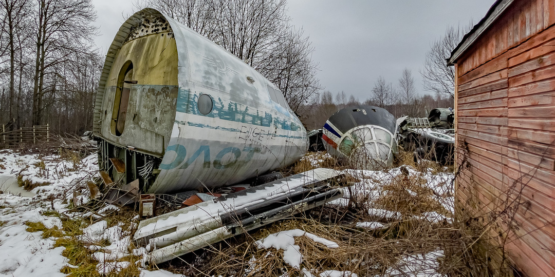 У мужика за баней лежит распиленный Ан-12, и никто не знает зачем. Самый странный огород Подмосковья