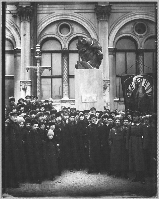 Открытие памятника Софье Перовской у Николаевского (Московского) вокзала. Петроград. В первом ряду стоят З.И. Лилина (с сыном Стефаном), А.В. Луначарский, Орландо Гризелли и Н.А. Морозов. Фото В. Буллы. 29 декабря 1918 года.