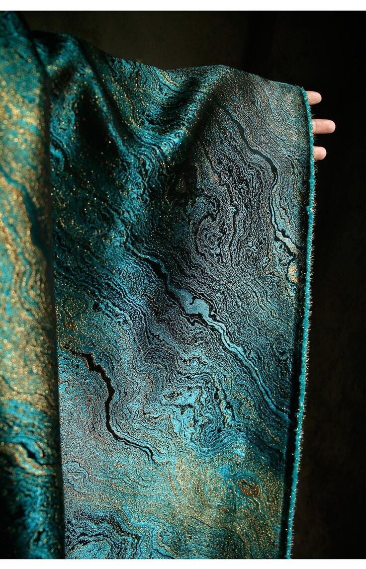 Интересная ткань, повторяющая фактуру "нефтяных" разводов на воде