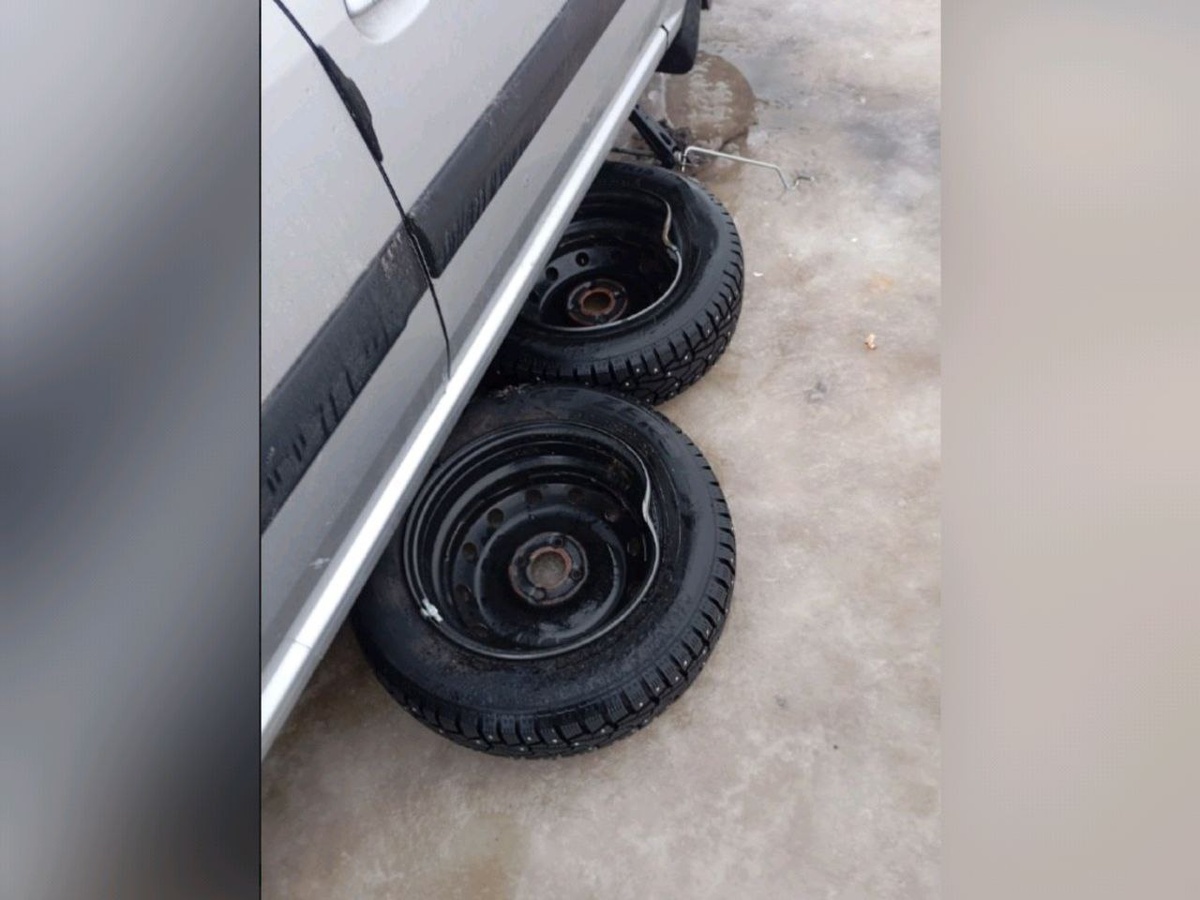     Пять машин лишились колёс в подводной ловушке в селе под Воронежем