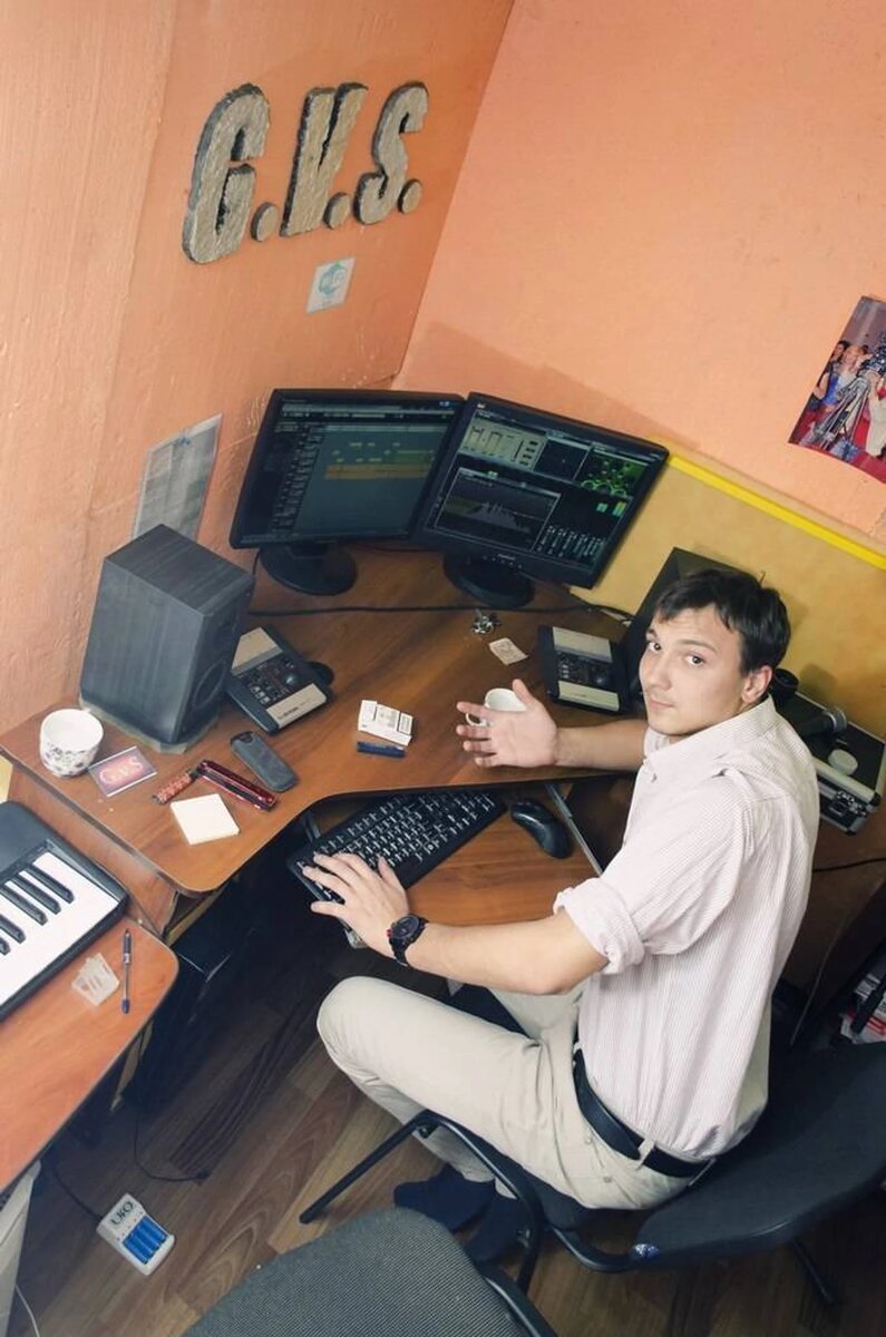 идеальные декорации интерьера несуществующего ДЕНИСА СУХАЧЕВА (имя реального актера скрыто)