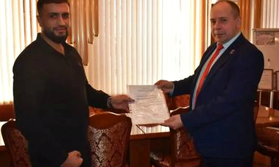 Вручен денежный сертификат на постройку дома местному миллионеру Ромику Рзаевичу. Как такое возможно.