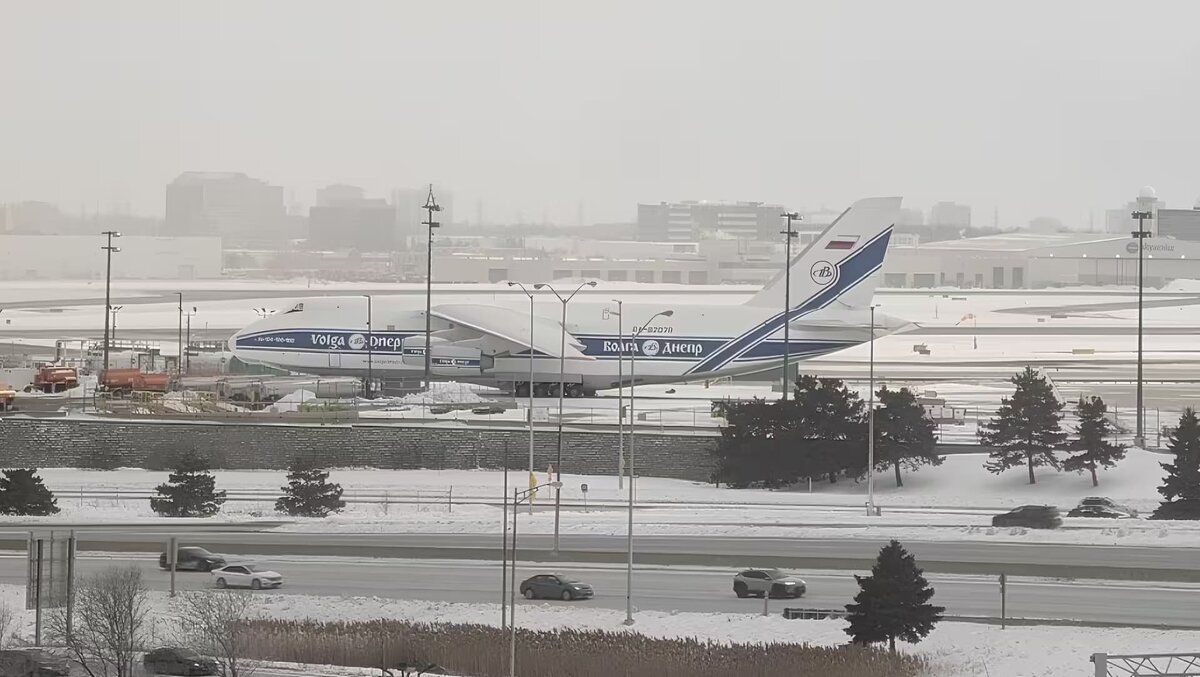   Ан-124-100 «Руслан» в аэропорту Торонто