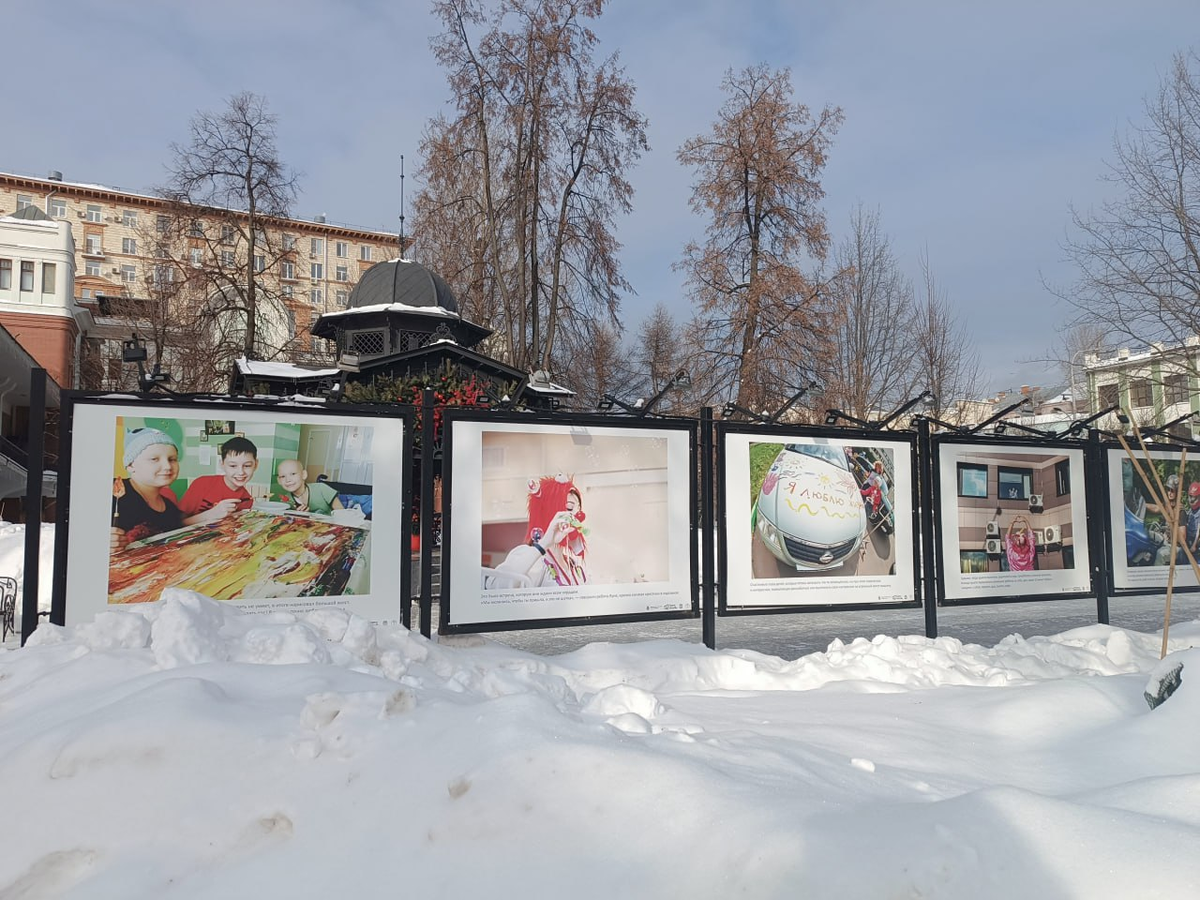 Через объектив фотографа зритель заглянет в больничные будни детей, проходящих длительное лечение.