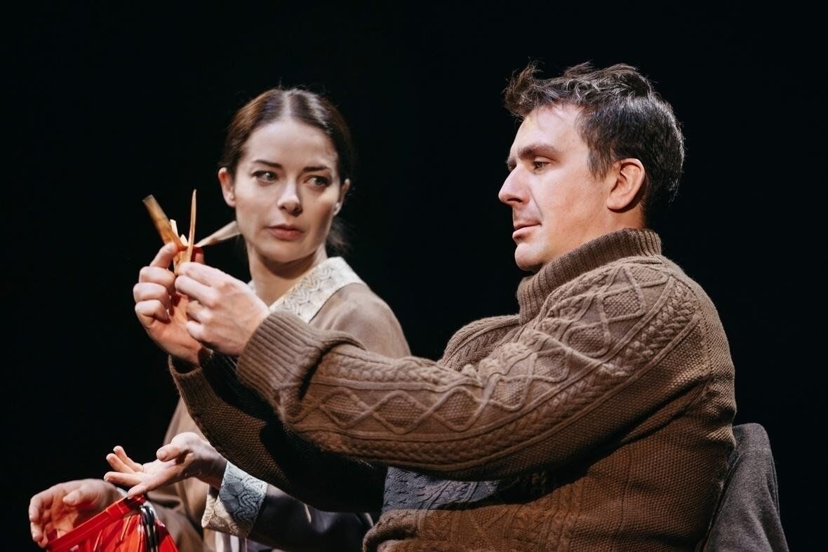 "Я просто думаю, сколько людей живут со мной в одно время. И я их никогда не узнаю. Всегда и всюду границы, границы… Границы времени, границы пространства, границы государств. Границы наших сил. Только наши надежды не имеют границ." Виктор