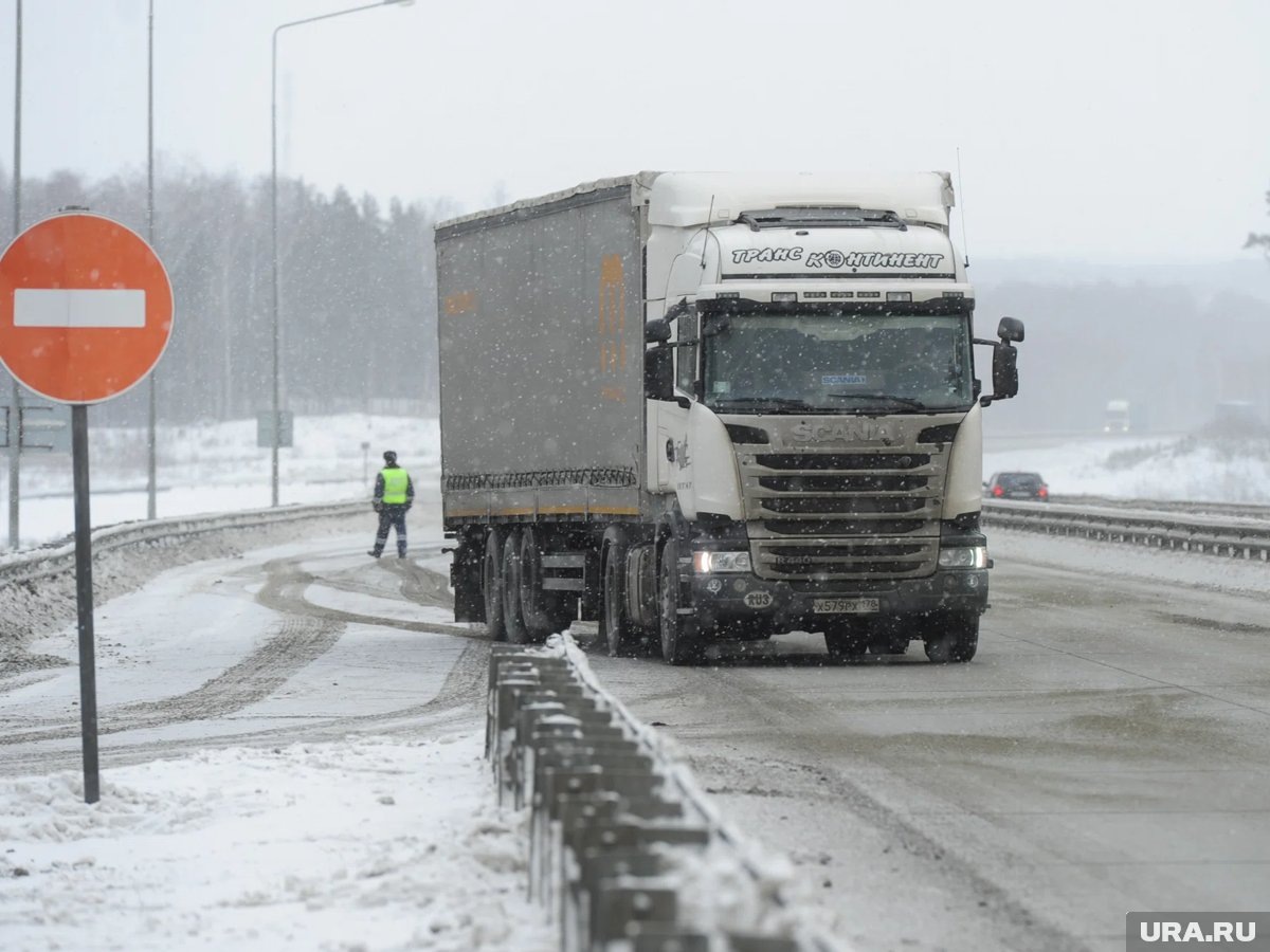     Дорога будет закрыта для движения большегрузов и автобусов на всю ночь (архивное фото)