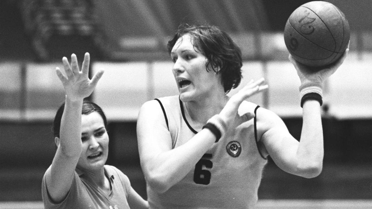 Ульяна Семенова — самая высокая баскетболистка страны, рост 2 метра 10 сантиметров. Фото