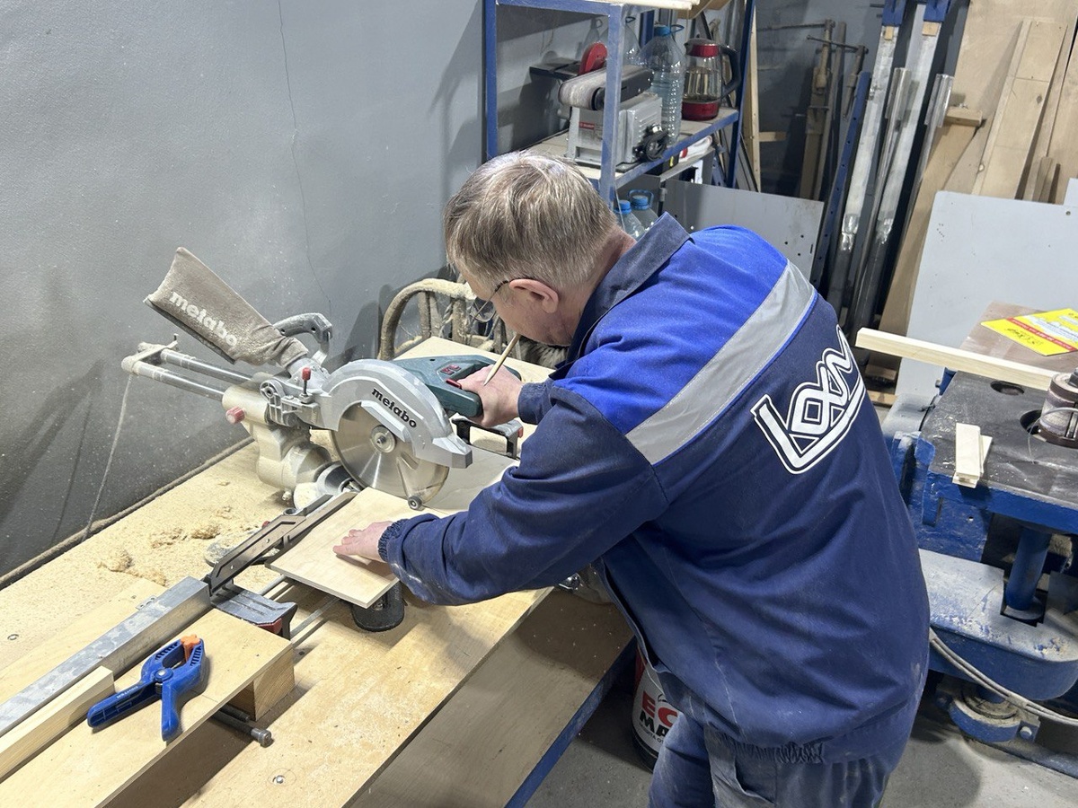 Рабочие вкладывают в кормушки для птиц бережное отношение к животным