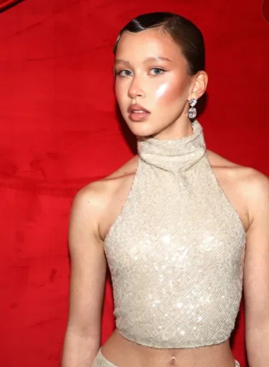 Анна при этом выглядит не как девочка - подросток, а как взрослая девушка